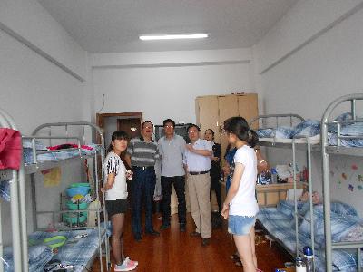 院领导们视察实习生宿舍，了解同学们的住宿及实习情况
